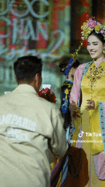 Sau khi Kỳ Hân trình diễn xong, Mạc Hồng Quân cầm đoá hoa hồng tươi thắm bước lên sân khấu tặng cho bà xã. Cả hai không quên trao cho nhau nụ hôn ngọt ngào trước sự chứng kiến của tất cả mọi người.