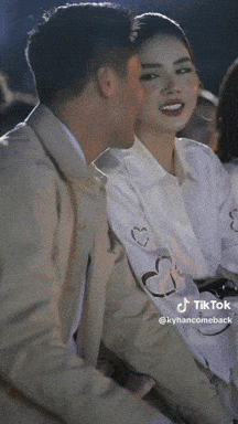 Gần đây, người mẫu Kỳ Hân - bà xã tiền vệ Mạc Hồng Quân đã có màn trở lại sàn catwalk đầy ấn tượng sau 7 năm rời xa showbiz để tập trung chăm sóc chồng con.