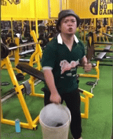 Điều đáng chú ý tất cả những dụng cụ liên quan đến ngành xây nói trên đều được chàng trai chuyển hóa thành những động tác trong phòng tập gym vô cùng thuần thục.