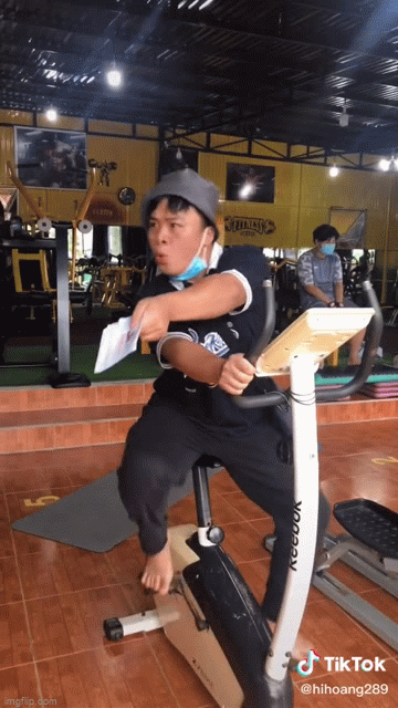 Nội dung trong những clip TikTok của Huy Hoàng lấy bối cảnh là phòng tập gym nhưng anh chàng đã khéo léo lồng ghép những đặc trưng của các nghề vào bài tập của mình.