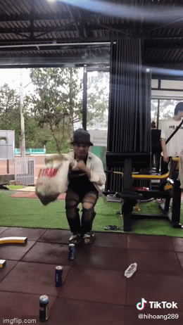 Những clip TikTok của Huy Hoàng sau khi lên sóng nhanh chóng nhận về sự thích thú và bình luận mong rằng anh chàng sẽ làm bài tập gym liên quan đến ngành nghề của mình từ netizen.