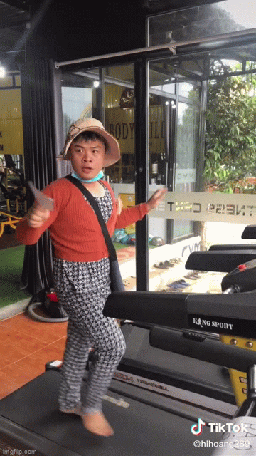 Trước khi nổi tiếng với clip tập gym chuẩn "học trò" thầy Lộc Fuho, TikToker Tít Chờ Hoàng từng ra mắt clip như bán vé số, nhặt ve trai hay ăn xin...