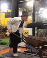 Bài tập của chàng gymer chuẩn "học trò" thầy Lộc Fuho bắt đầu bằng động tác trát vữa, tăng tốc bằng nhặt gạch và kết thúc bằng đẩy xe rùa.