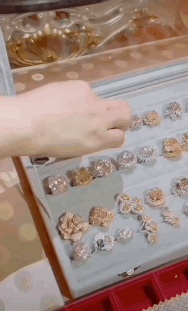 Theo đó, chính bà Phương Hằng đã nhờ cấp dưới là nhân viên Đại Nam, quay cận cảnh BST kim cương của mình và con gái.