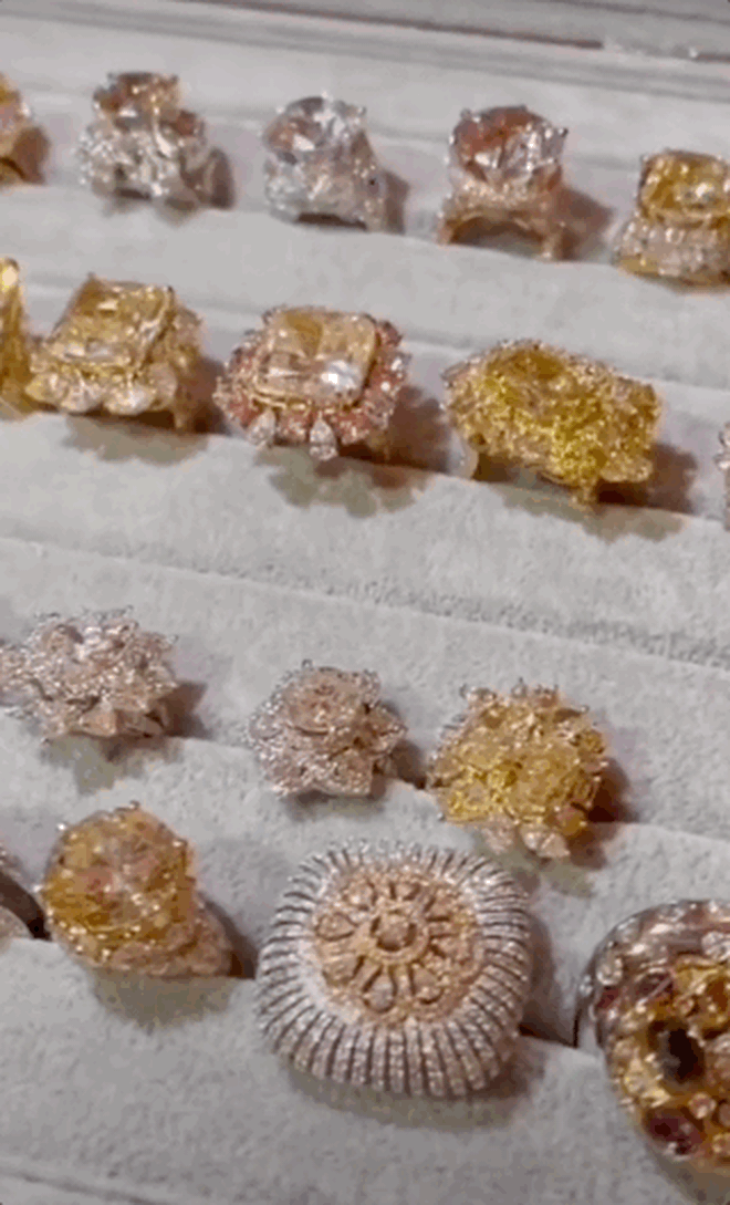 Trong đó, kim cương tự nhiên nước D là loại hoàn toàn không màu. Đây là kim cương cao cấp nhất, đắt nhất và hiếm nhất!