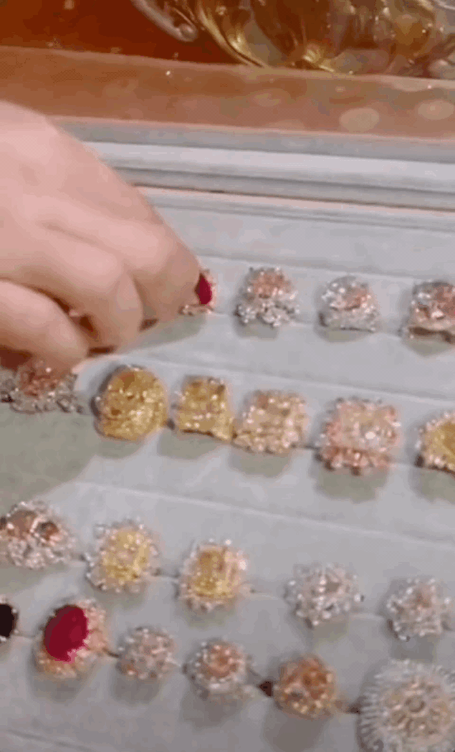 Bà Phương Hằng khẳng định "đây mẹ một mâm, con gái một mâm". Sau đó là hàng loạt những chiếc nhẫn kim cương nước D có giá trị cực kì cao.