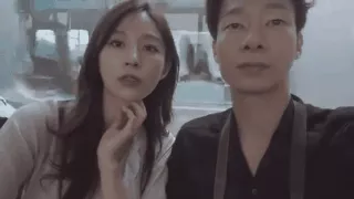 Đi du lịch, hẳn ai cũng thích chụp nhiều ảnh, quay lại thật nhiều clip để giữ lại làm kỉ niệm. Cũng với suy nghĩ đó, đoạn clip ghi lại chuyến đi Nhật Bản của một cặp đôi Hàn Quốc đã khiến rất nhiều người thích thú và được chia sẻ rất nhiều trên mạng xã hội những ngày qua.