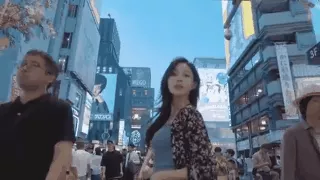 Bên cạnh khen những góc quay của clip rất đẹp, nhưng điều thu hút người ta nhất lại là nhan sắc xinh đẹp và thần thái của nữ chính. Chỉ xuất hiện trong vài phân đoạn nhỏ trong đoạn clip nhưng cô gái này vẫn cuốn hút người xem bởi khuôn mặt xinh xắn, mái tóc dài suôn mượt và đặc biệt là thần thái dịu dàng, lạnh lùng.