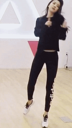 Nhiều người còn cho rằng Na Eun cố tình mặc legging để khoe dáng.