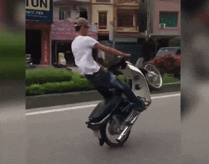 Hiện trạng đua xe đêm ở Hà Nội không còn mới nhưng thời gian vừa qua nó có tình trạng gia tăng và nếu cứ tiếp tục thì sẽ còn rất nhiều những tai nạn đau thương xảy ra cho không chỉ các bạn trẻ mà còn là những người đi đường vô tội.