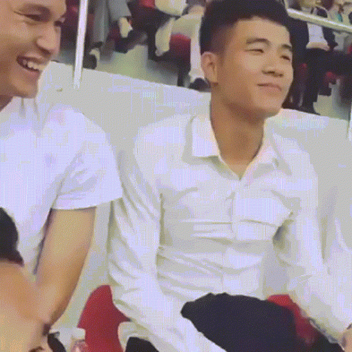 Ngay cả khi ra mắt cơ sở mới của học viện bóng đá PVF, Hà Đức Chinh cũng được chú ý trên khán đài khi diễn trò cho các đồng đội xung quanh.