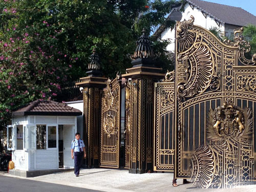 Nổi bật nhất là căn biệt thự trắng có nội thất dát vàng của đại gia Johnathan Hạnh Nguyễn. Ảnh: KBS.