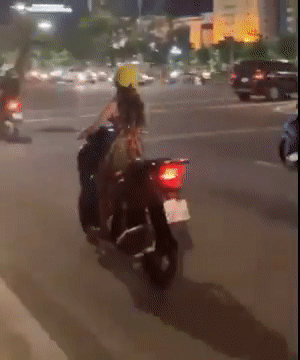 Cách đây không lâu, cộng đồng mạng cũng được phen vừa buồn cười vừa ái ngại với hình ảnh một chị gái đang đi đường phải nhảy xuống... dắt xe, chỉ vì “nấm lùn” nên không ngồi chống chân xuống đường được.