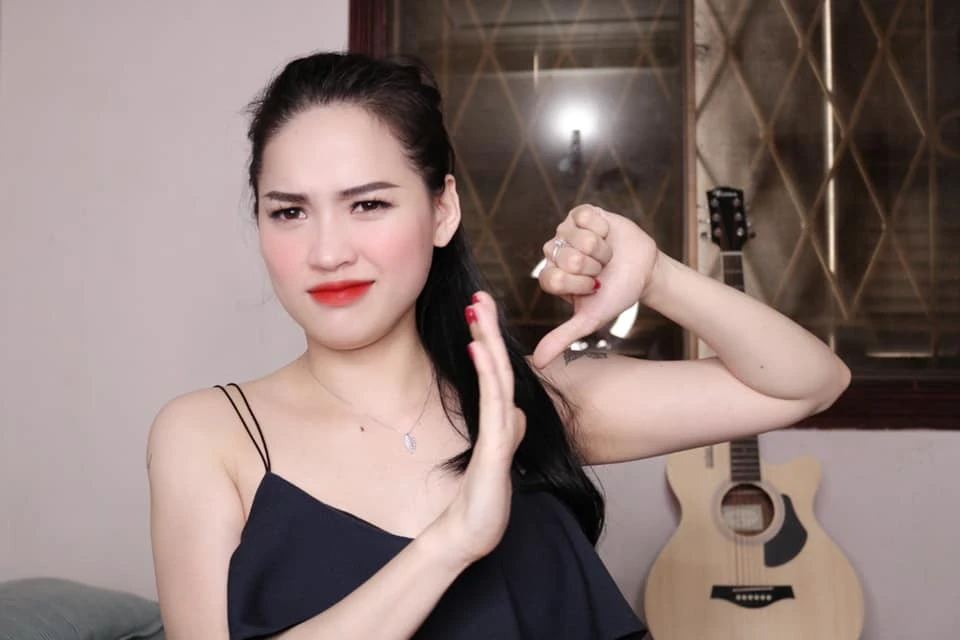 "Chiến thần review" Võ Hà Linh nói gì khi bị chê?