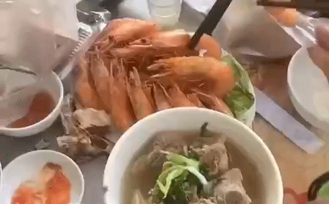 Câu chuyện đi ăn cỗ lấy phần không còn mới nhưng mỗi khi lên sóng nó vẫn khiến nhiều người phải bàn tán xôn xao.