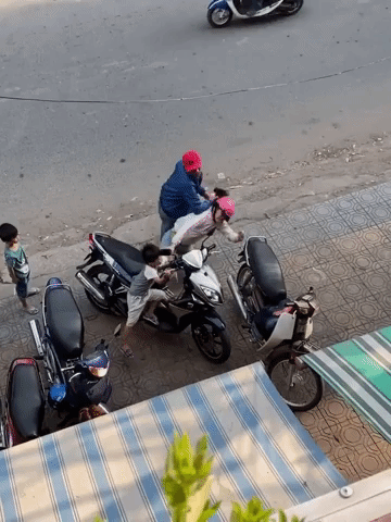 Hai hung chong vu phu tum toc danh vo giua duong truoc mat con