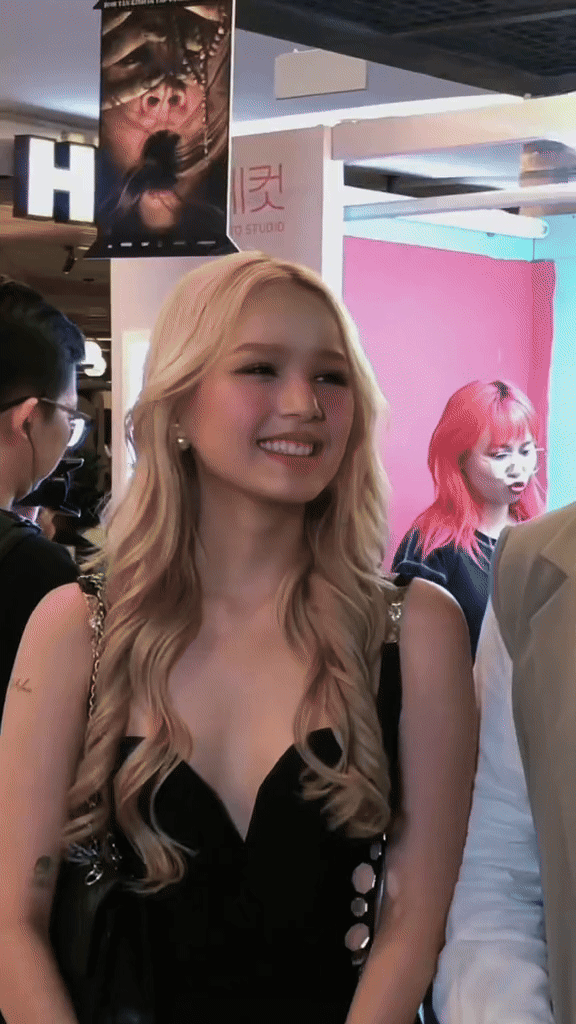 Trong đó, đa số cho rằng với chiếc váy dài trong buổi họp báo thì Xoài phải đi đôi giày cao gót như vậy mới phù hợp.