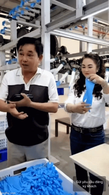 Bên cạnh đó, việc bà Phương Hằng đùa giỡn với chiếc găng tay, trong khi chồng bà đang thao thao bất tuyệt nói chuyện với vẻ rất nghiêm túc đã tạo nên một cảnh tượng thú vị.