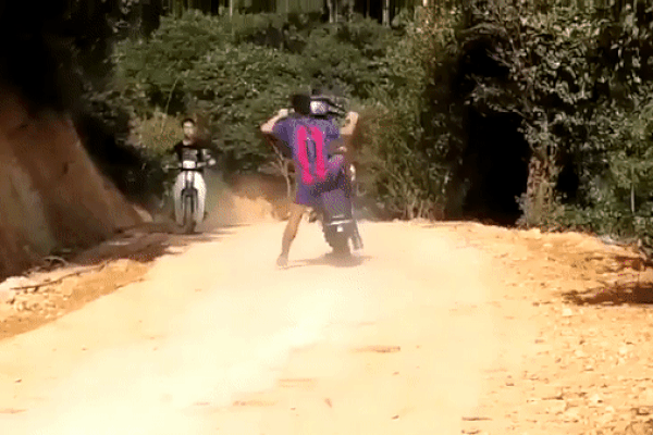 Bốc đầu là hành động đã quá quen thuộc của nhiều thanh niên ở lứa tuổi mới lớn và nó là vấn nạn mà các cơ quan chức năng cần phải vào cuộc chấn chỉnh ngay.