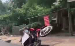 "Biểu diễn" bốc đầu xe máy, nam thanh niên nhận cái kết hết hồn Chỉ vì muốn chứng tỏ bản thân chơi trội, nhiều thanh niên trẻ bất chấp nguy hiểm điều khiển xe máy nẹt pô, lạng lách, bốc đầu... để thể hiện "đẳng cấp". Hành động này không chỉ là xem thường tính mạng của bản thân mà còn ảnh hưởng đến sự an toàn khi tham gia giao thông của người khác.