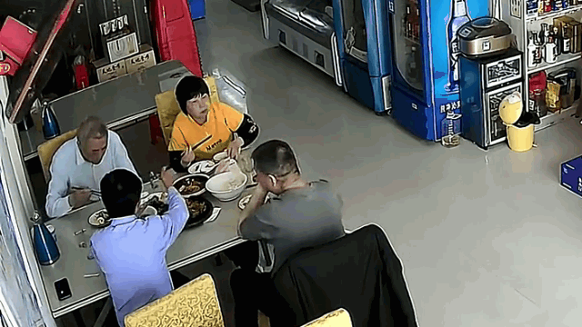 Quat dang quay trong nha hang bat ngo roi trung dau thuc khach