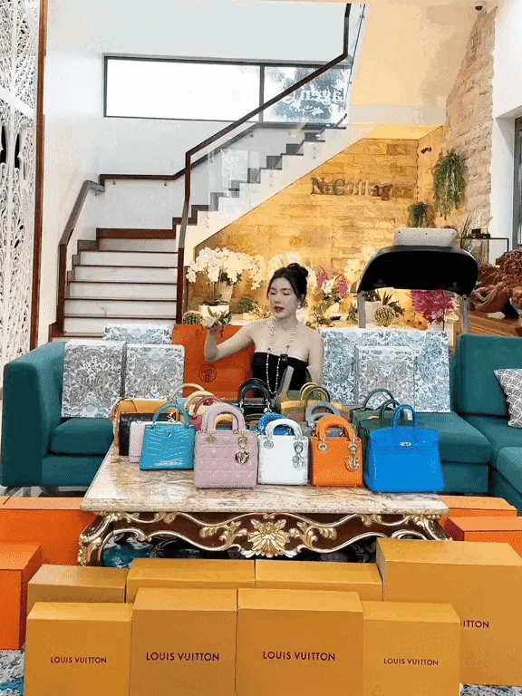 Mạng xã hội mới đây lộ diện thêm một "phú bà" với cuộc sống giàu có, hưởng thụ. Không chỉ ở cơ ngơi sang xịn mà nhìn cách họ tiêu tiền cho những món đồ hiệu xa xỉ cũng đủ khiến dân mạng “há hốc”.