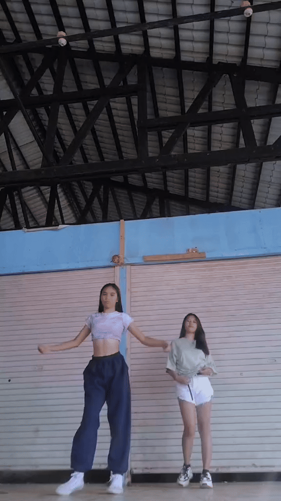 Nhóm nhảy của 4 cô gái tuổi teen trên là chủ nhân của những màn Kpop dance cover theo phong cách “cây nhà lá vườn” vô cùng đặc biệt.