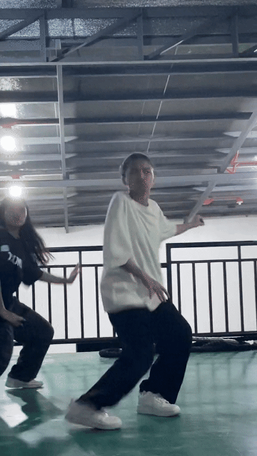 Thời điểm đó, cả nhóm không có trang phục hay makeup lung linh mà cũng chẳng studio xịn xò nhưng vẫn cho ra đời những MV “bánh cuốn” nhờ thần thái ngời ngời.