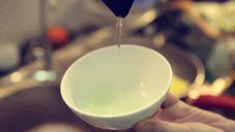 Đúng: Để bớt đi những cặn mắm, muối, đường còn bám trên cháo, nên rửa bằng nước rửa chén ấm.