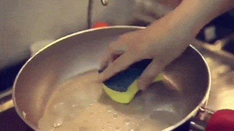 Sai: Dùng nước rửa chén làm sạch chảo là đủ.