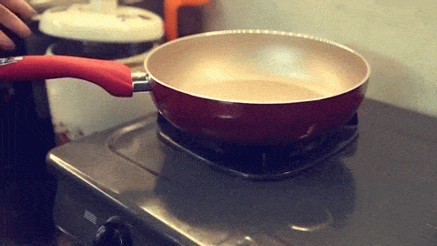 Đúng: Cho dầu ăn vào chảo rồi mới làm nóng.