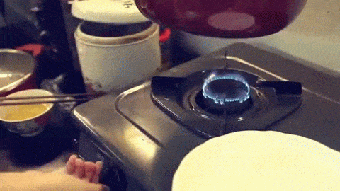 Làm sạch chảo. Sai: Chiên rán hoặc xào xong, rửa ngay lúc còn nóng.