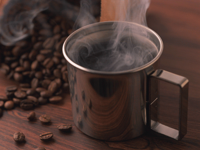 Đừng quên nhấp thêm một ly cafe nóng đang nghi ngút khói trước khi tiếp tục kéo xuống.