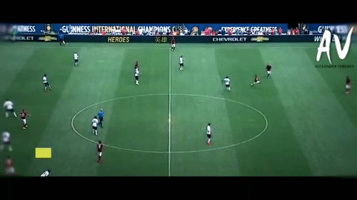 Năm 2014, Miralem Pjanic của CLB AS Roma đã có pha lập công từ bên phía sân nhà sau khi quan sát được thủ môn đội bạn dâng lên khá cao so với khung thành.