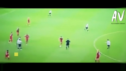 Xabi Alonso đã có pha rót bóng thẳng vào khung thành của đội bạn từ ngay bên phần sân nhà.