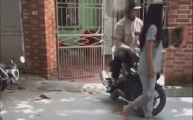 Vo bi bo danh chay mau dau, chong chung kien... khong can vi sao?