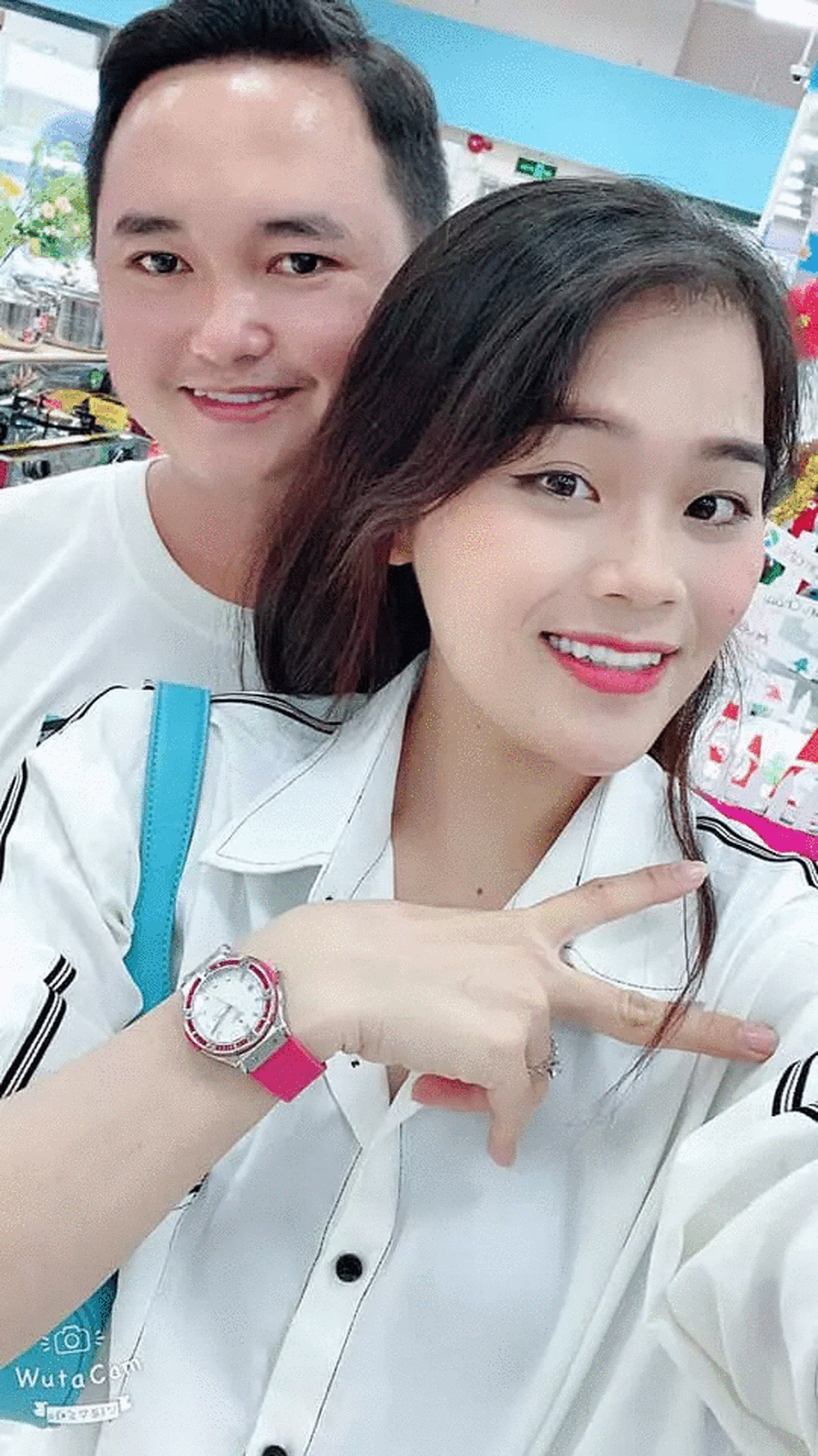 "Thánh Sún" chia sẻ cuộc sống hôn nhân: "Anh ấy ở An Giang, là con một, phải lo cho gia đình. Em ở Đồng Tháp, cách nhà chồng 20km, hiện ở cùng mẹ và nội. Bố mất sớm, ông nội lớn tuổi, mẹ thì bị tai biến nên mình phải ở nhà để lo cho mọi người. Vì lẽ đó nên nhà anh anh ở, nhà em em ở. Gia đình hai bên chấp nhận việc này, hai vợ chồng cũng vẫn thường xuyên tới lui".