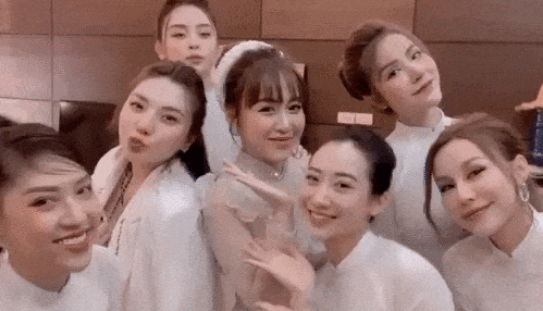 "Xinh quá Nhung ơi, Emma ơi", "Dàn phù dâu này chất lượng quá, cô dâu cũng xinh quá đi thôi", "Team áo hường và cô dâu chú rể cũng đẹp miễn chê",... là những bình luận để lại.