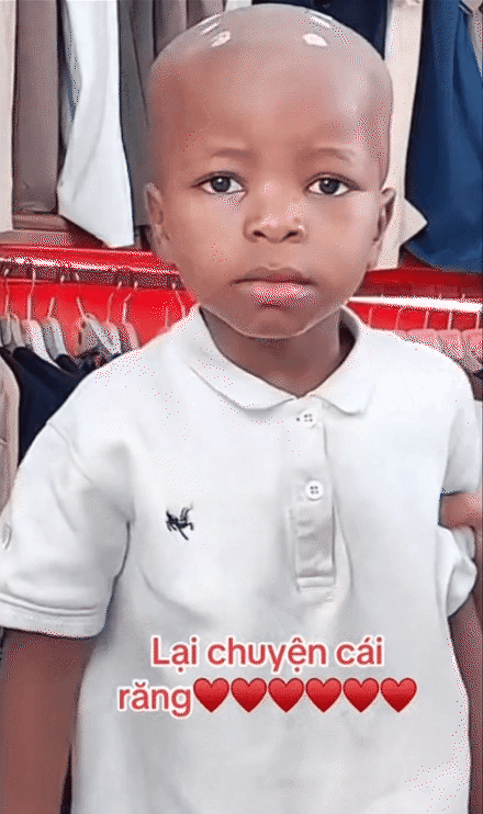 Đến mức người xem livestreams này của Quang Linh Vlogs còn phải thốt lên: "Chờ nhổ được chiếc răng, hết cả thanh xuân". (Nguồn: Ngọc Quyên fql, Quang Linh Vlogs)