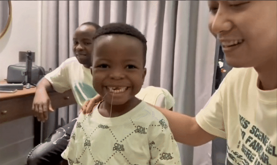 Đúng phiên live bán bàn chải điện, Quang Linh chỉ Lôi Con cách nhổ răng, buộc một đầu sợi chỉ vào răng, đầu còn lại buộc vào bàn chải.