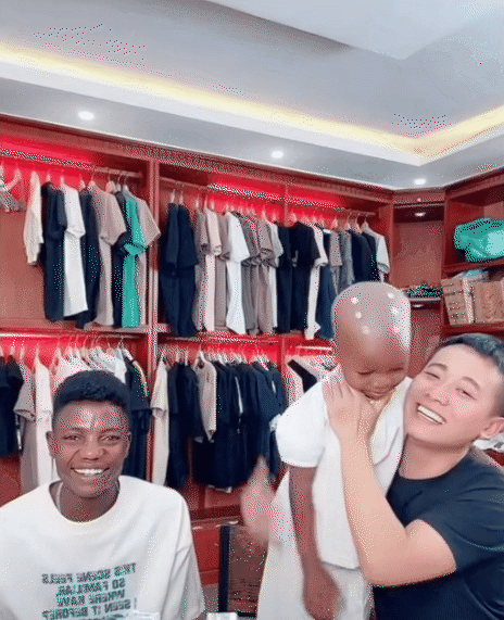 Lôi Con đang trong giai đoạn thay răng, cậu bé có một chiếc răng đang lung lay sắp gãy. Ngay trong phiên livestream vừa rồi, Quang Linh và Lindo đã chỉ cho cách để idol mạng nhỏ tuổi này nhổ răng.