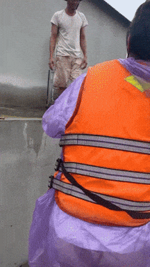 Khi trận lũ lịch sử đang gây ngập lụt ở nhiều tỉnh phía Bắc, ảnh hưởng nghiêm trọng đến đời sống người dân, nàng WAG Ngô Tố Uyên - vợ cầu thủ Nguyễn Thành Chung - đã nhanh chóng lên đường cứu trợ cho bà con đang bị cô lập vì nước lũ ở quê nhà Tuyên Quang.