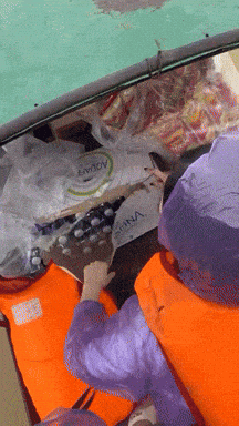 Hai vợ chồng Thành Chung - Tố Uyên đã bỏ tiền túi tự chuẩn bị đồ cứu trợ mà không kêu gọi ủng hộ tiền bạc từ mạnh thường quân, với phương châm có bao nhiêu làm tự thiện bấy nhiêu.