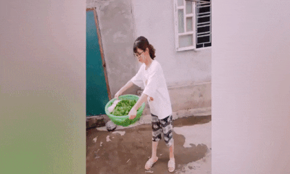 Nhìn tưởng đơn giản nhưng vẩy rau quả thật là một nghệ thuật bởi không ít lần các bạn trẻ phải đau lòng khi nhìn rổ rau mới rửa sạch tinh tươm bay thẳng xuống đất.