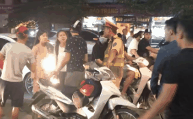 “Lo tay” so cho nhay cam cua co gai tren duong, 2 thanh nien nhan ket dang