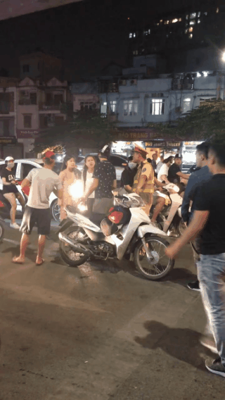 “Lo tay” so cho nhay cam cua co gai tren duong, 2 thanh nien nhan ket dang-Hinh-2