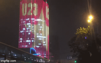 Hình ảnh tòa nhà rực sáng với lá Quốc kì tung bay để cổ vũ U23 Việt Nam.