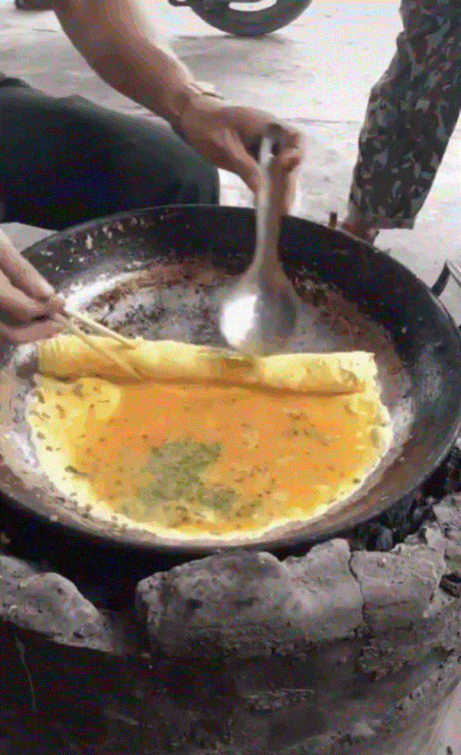 Bên cạnh trứng ốp la, trứng rán là món ăn cứu đói quen thuộc vừa dễ làm lại còn "ngon khó cưỡng". Bạn chỉ cần đánh trứng thật đều tay, sau đó cho thêm ít gia vị, nước mắm và hành lá rồi đổ vào chảo rán cho chín đều 2 mặt là xong.