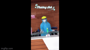 Theo tìm hiểu nữ tình nguyện viên có màn mùa chai trên có tên Nguyễn Phương Anh (sinh năm 1999, quê ở Pleiku). Hiện cô bạn đang sinh sống ở quận Bình Thạnh và làm việc tại một quán bar trên đường Lê Thánh Tôn, quận 1.