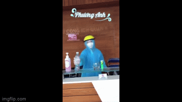 Xuất hiện trong đoạn clip một cô nàng tình nguyện viên chống Covid trong bộ đồ bảo hộ kín mít nhưng vẫn thể hiện được màn múa chai để pha chế ra một cốc C sủi hết sức cầu kì.